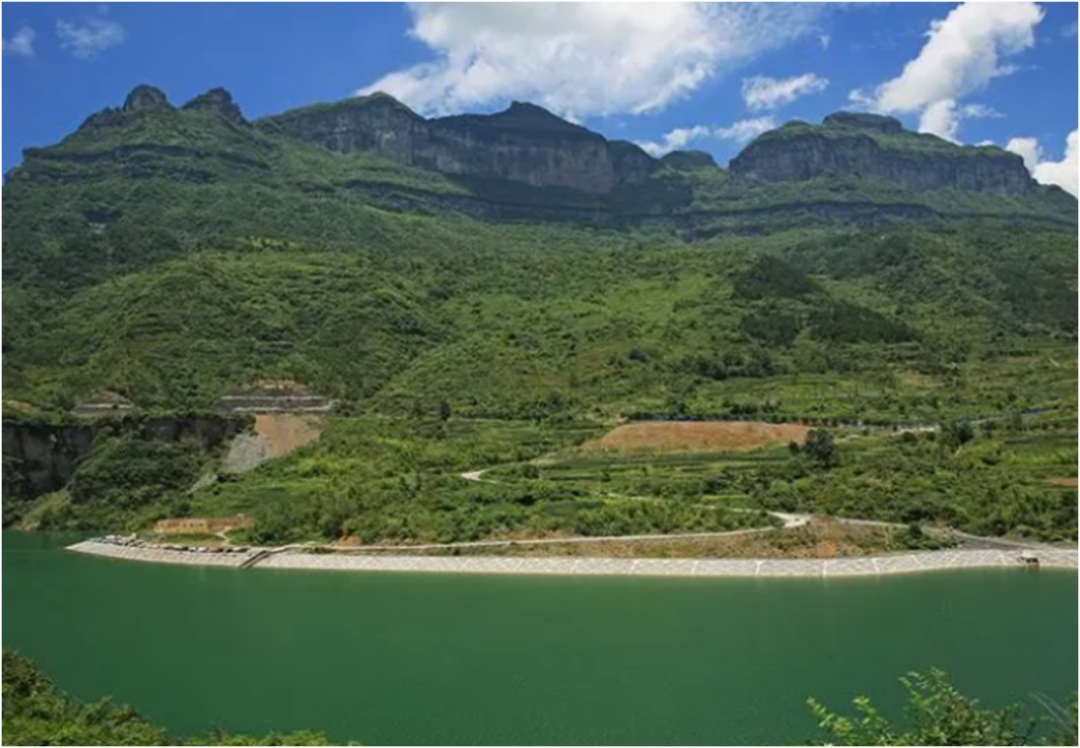 Jinfo Mountain Water Conservancy Reservoir and Bank